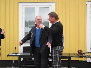 Vinnaren i Yngre oldboys, Jan Bohlin, tar emot vinnarkavajen av  förra årets vinnare Bengt Axgren