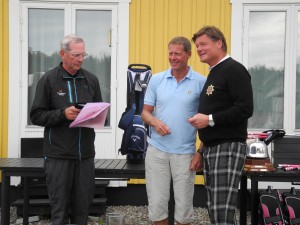 Vinnaren i oldboys Bengt Axgren med SBRf ordföranden Lennart Larsson och Rolf Eriksson SBFF